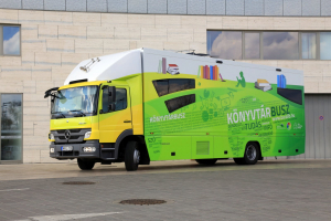 Pécs könyvtárbusz önbeállító motoros antennával